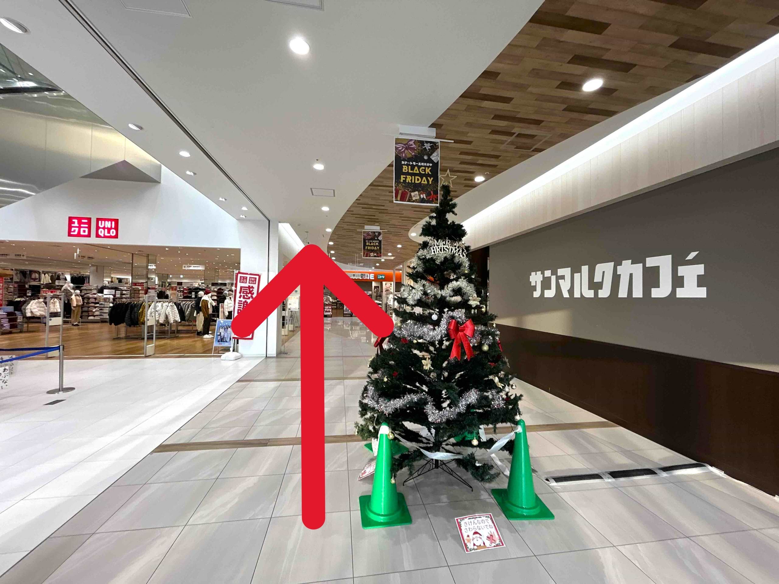 そのまま突き当りまで直進します