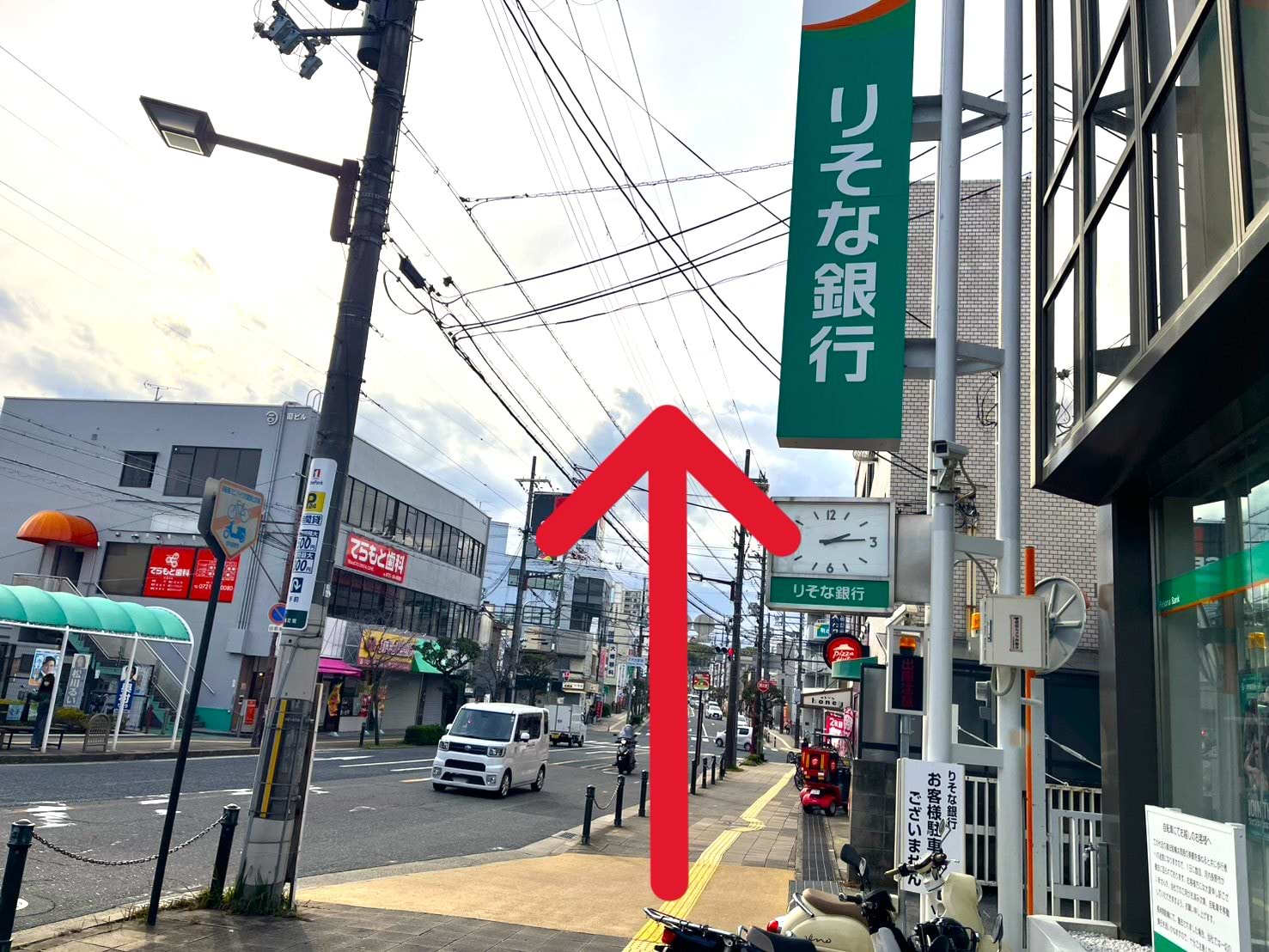 りそな銀行を右手に、千代田あいあい通り沿いを直進します