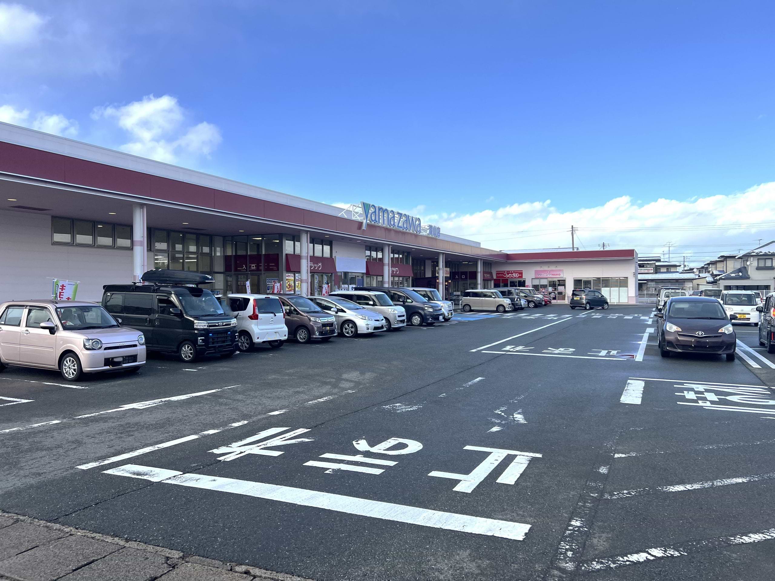 施設入口を直進し、左側に進みます。ドラックストアとスーパーの間に当店がございます