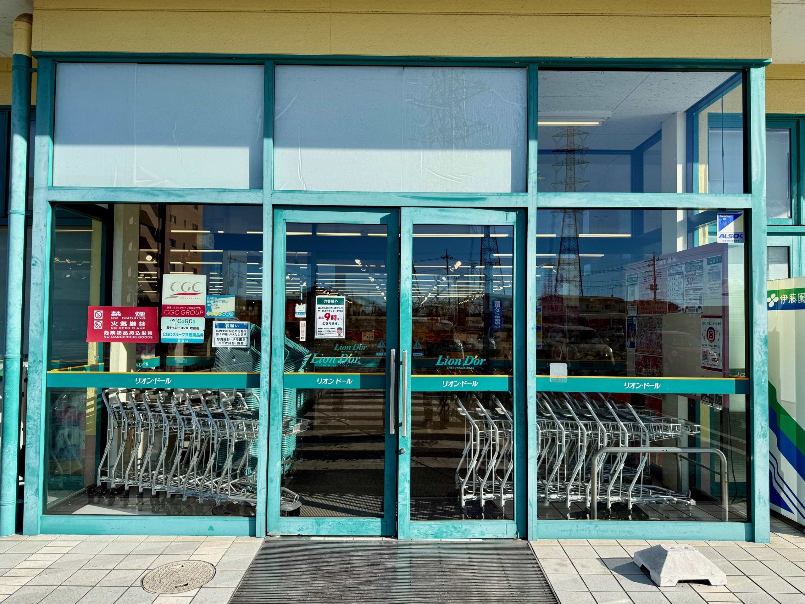 右手側のスーパー入口へ入ります