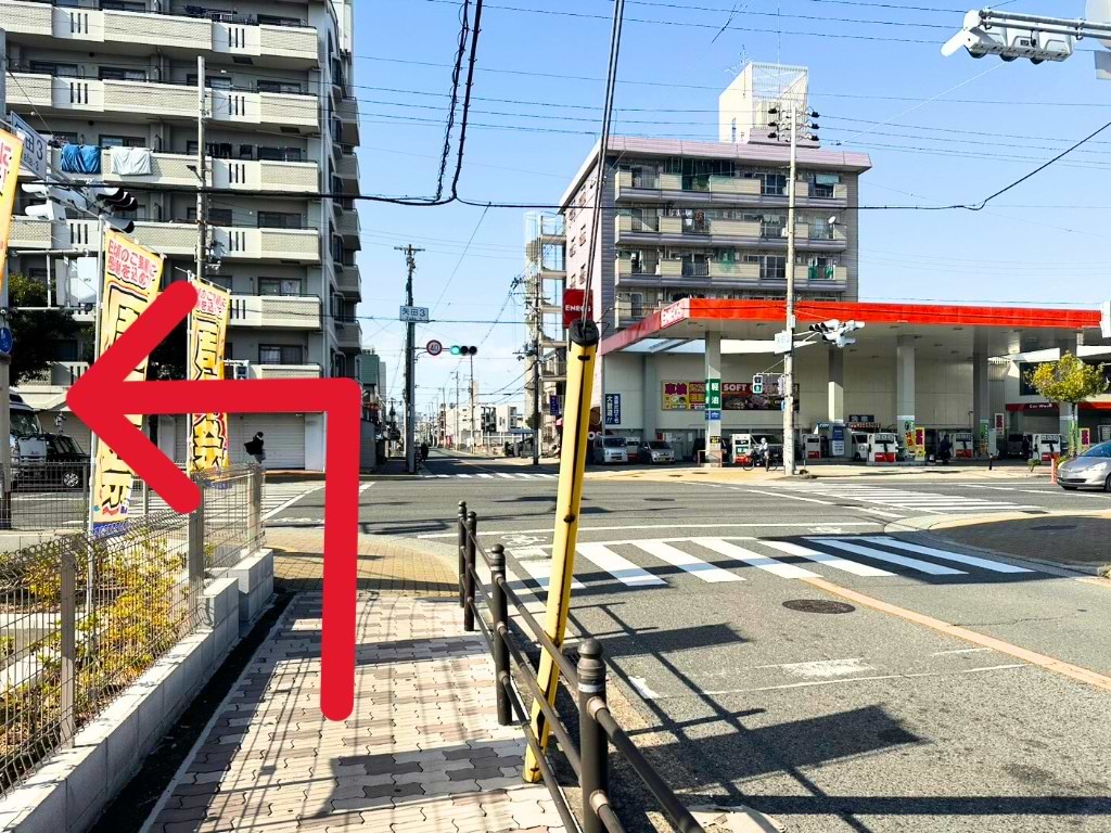 そのまま矢田3交差点の横断歩道を渡り、左折すると当店がございます