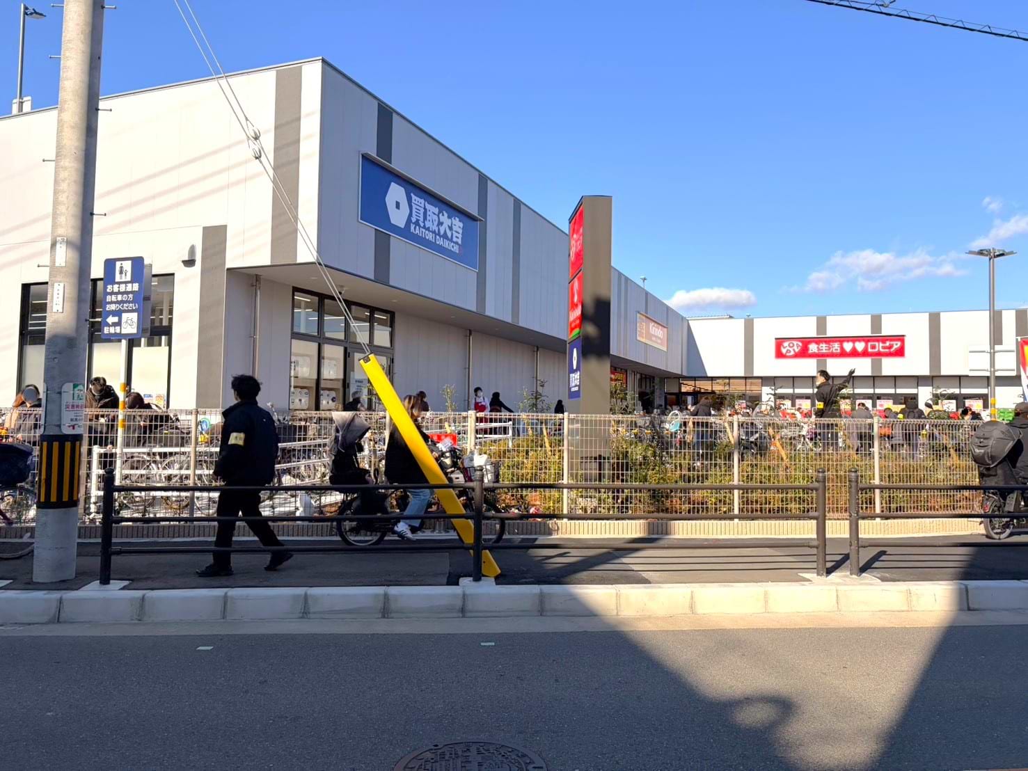 施設道路側に当店がございます