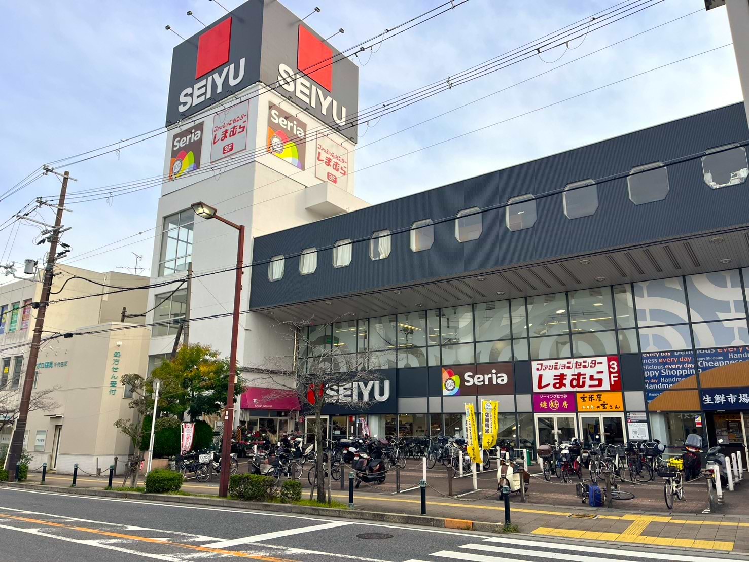 当店の右斜向かいには西友千代田店がございます