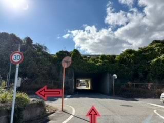 高速高架下手前の交差点を左折し、150ｍほど直進します