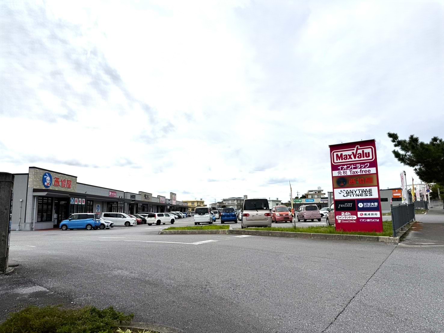 「イオンタウン読谷座喜味」の駐車場に入り、駐車場中央へ進みます