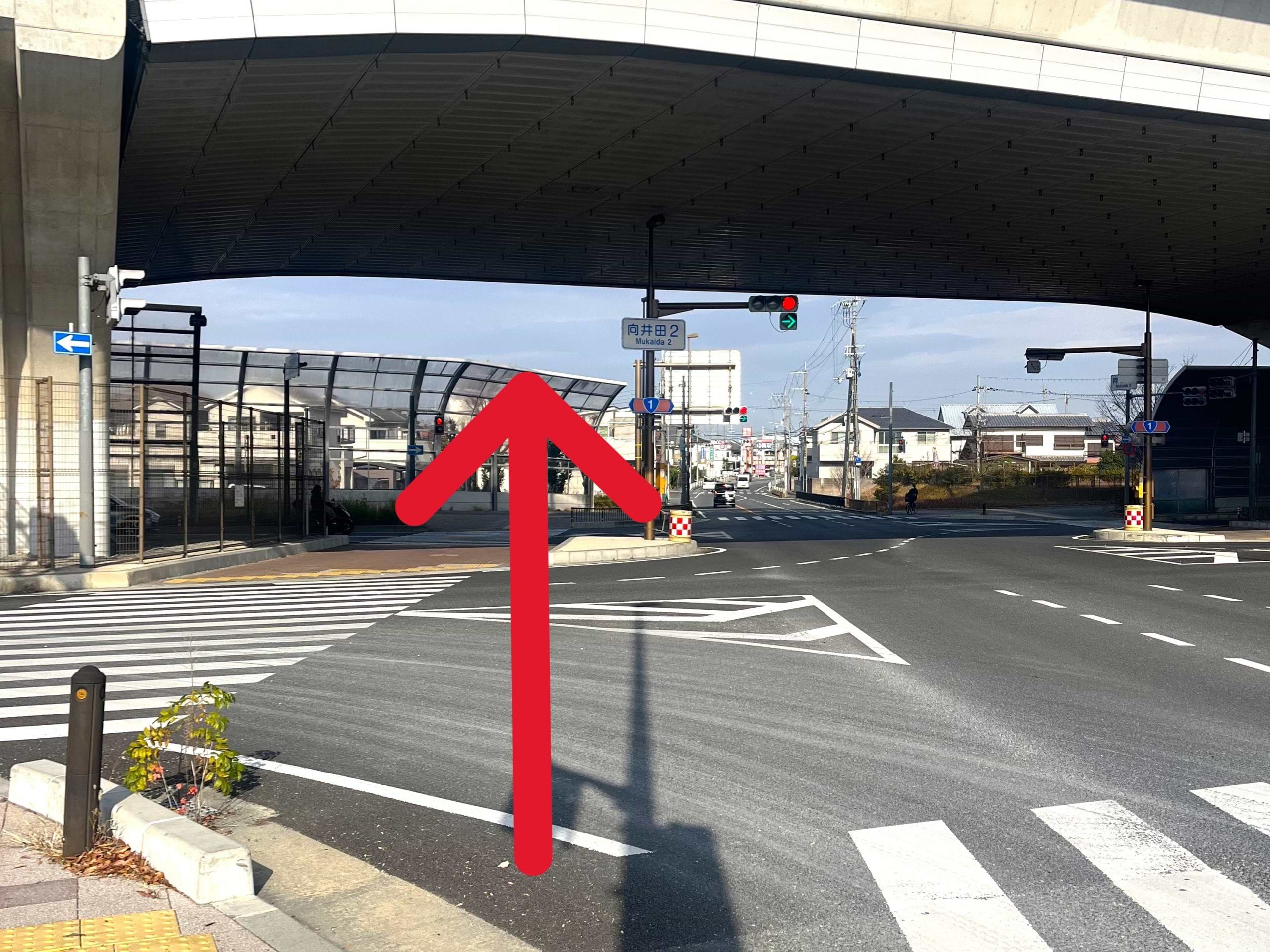 「向井田2」交差点より、府道736号線沿いを交野警察署方面へ向かって300ｍほど直進します