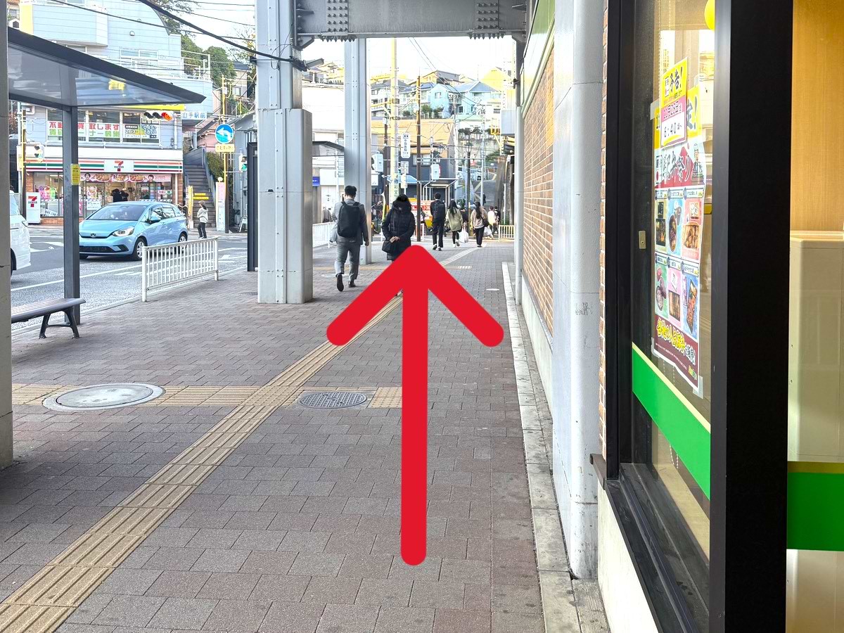 山手駅前バス停とニューデイズ山手の間の道を通過します