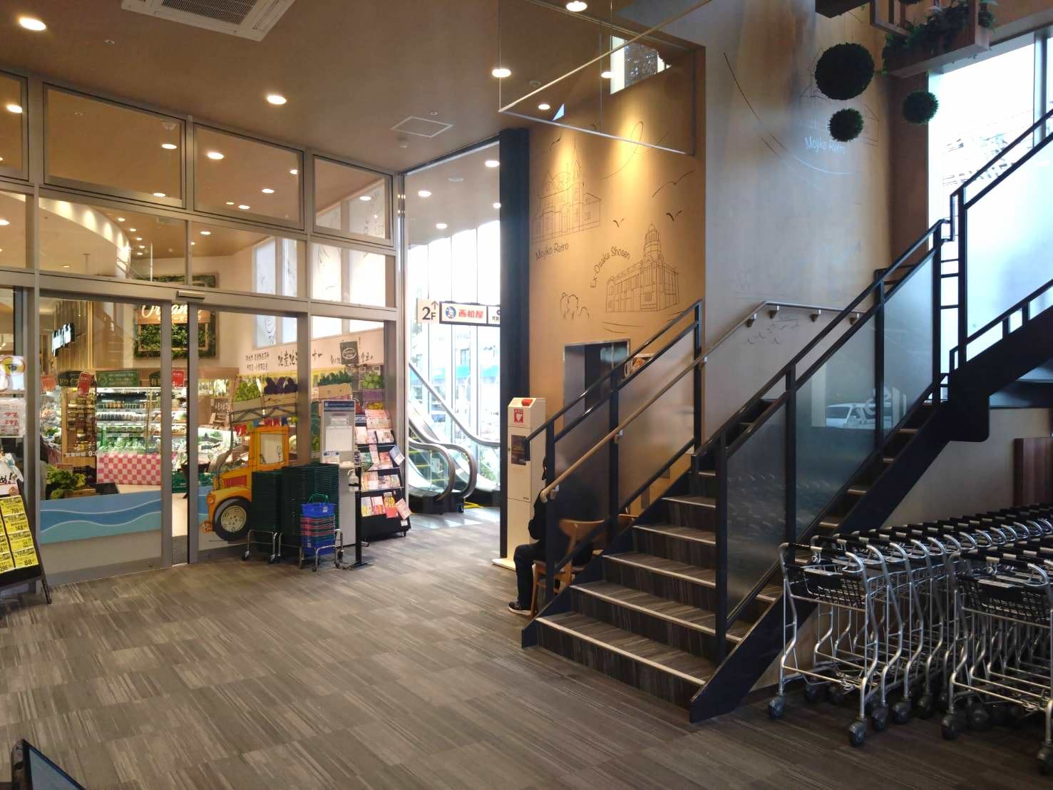 すぐ右手に階段、その隣にエレベーター、奥にはエスカレーターがございますので2階へ上がります