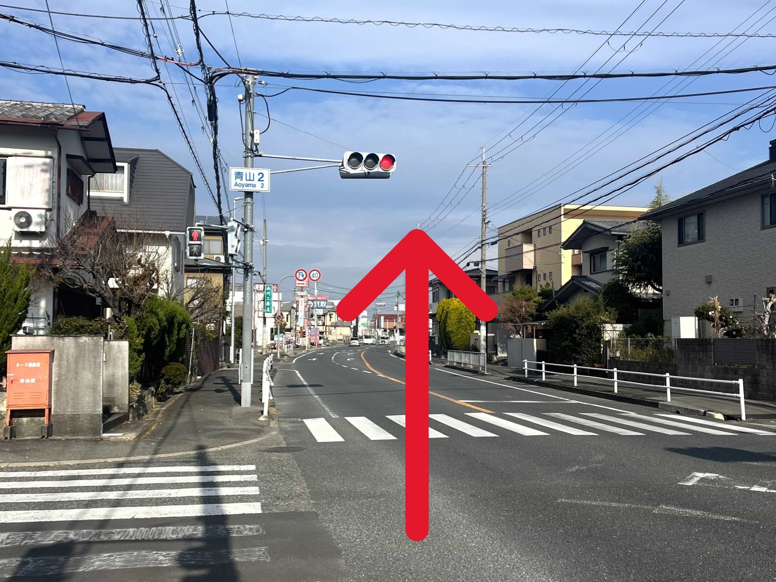 「青山2」交差点をそのまま通過します