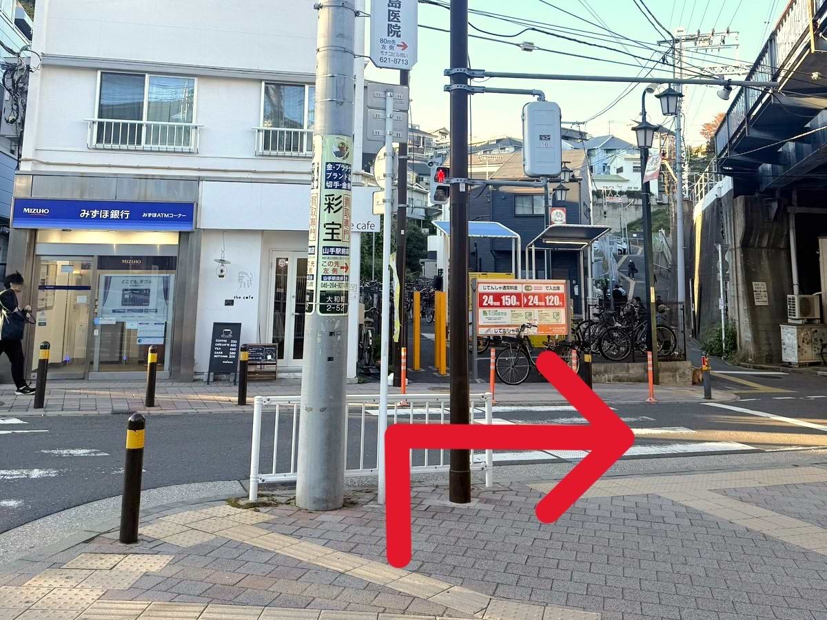 突き当りの山手駅前交差点を右折します
