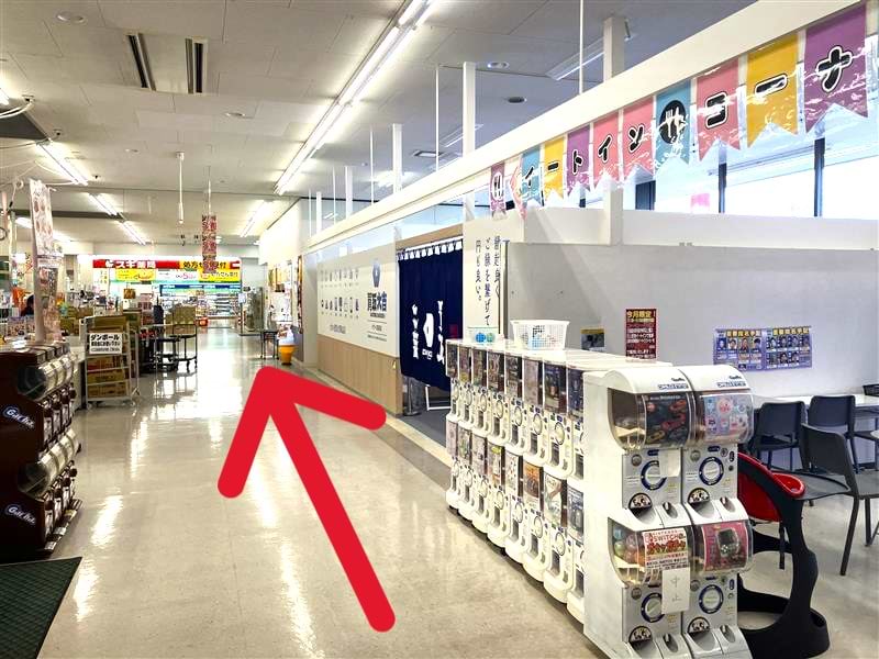 右に向かって進むと当店がございます