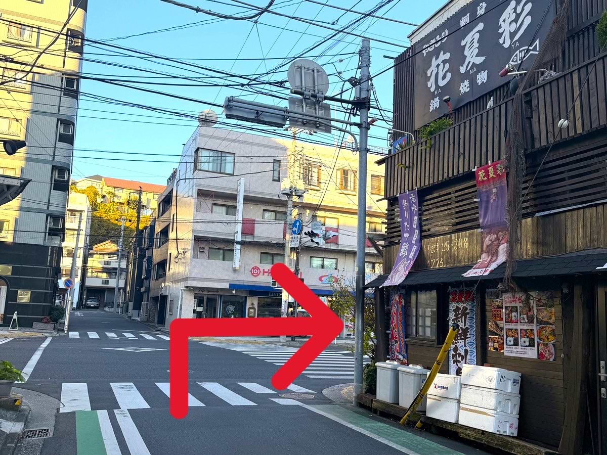 本牧通りに出たら信号は渡らずそのまま右折します。50ｍほど進むと右手に当店がございます