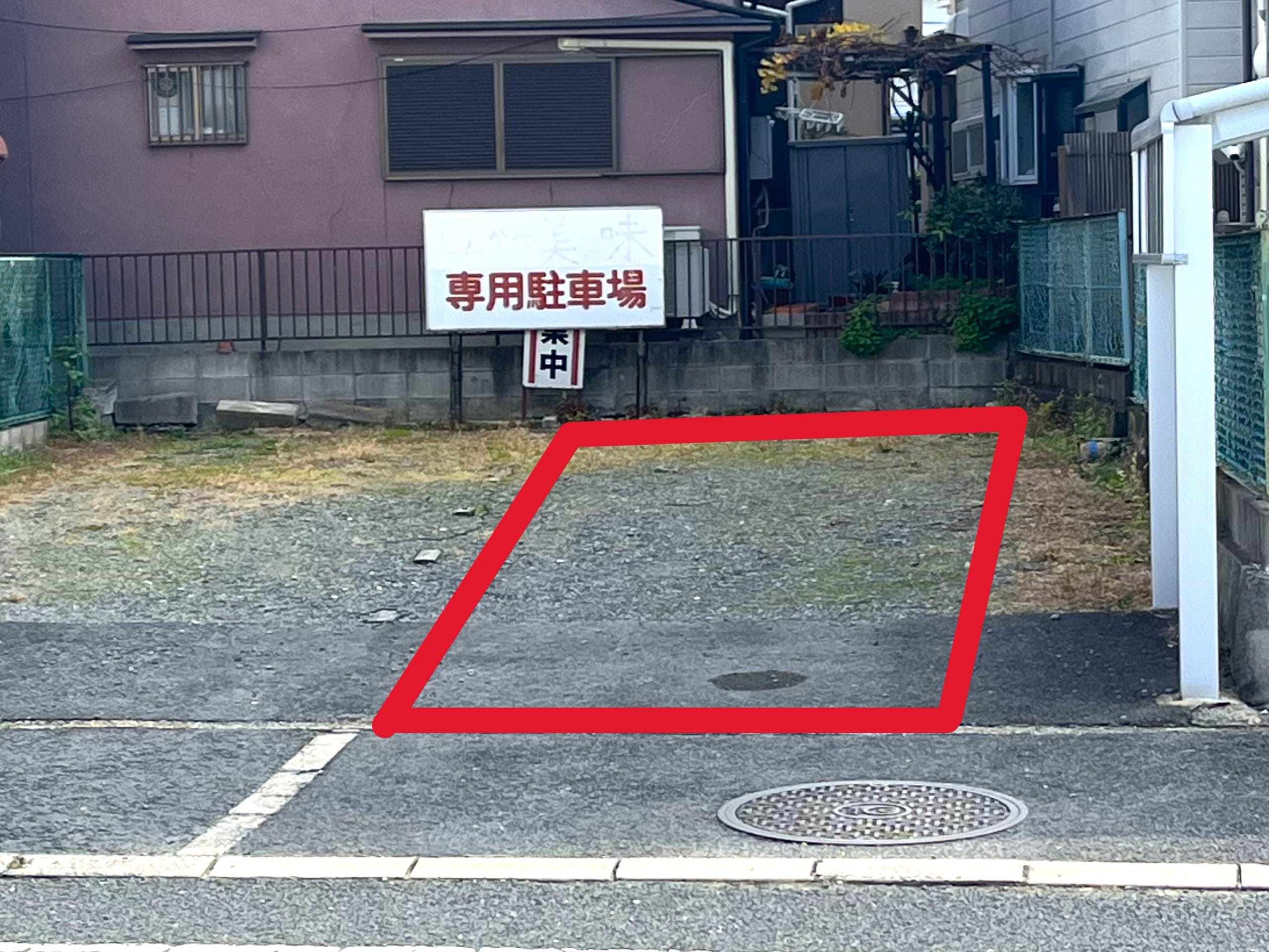 店舗横に専用駐車場がございますので、お車でお越しの際はご利用ください（向かって右側一列）