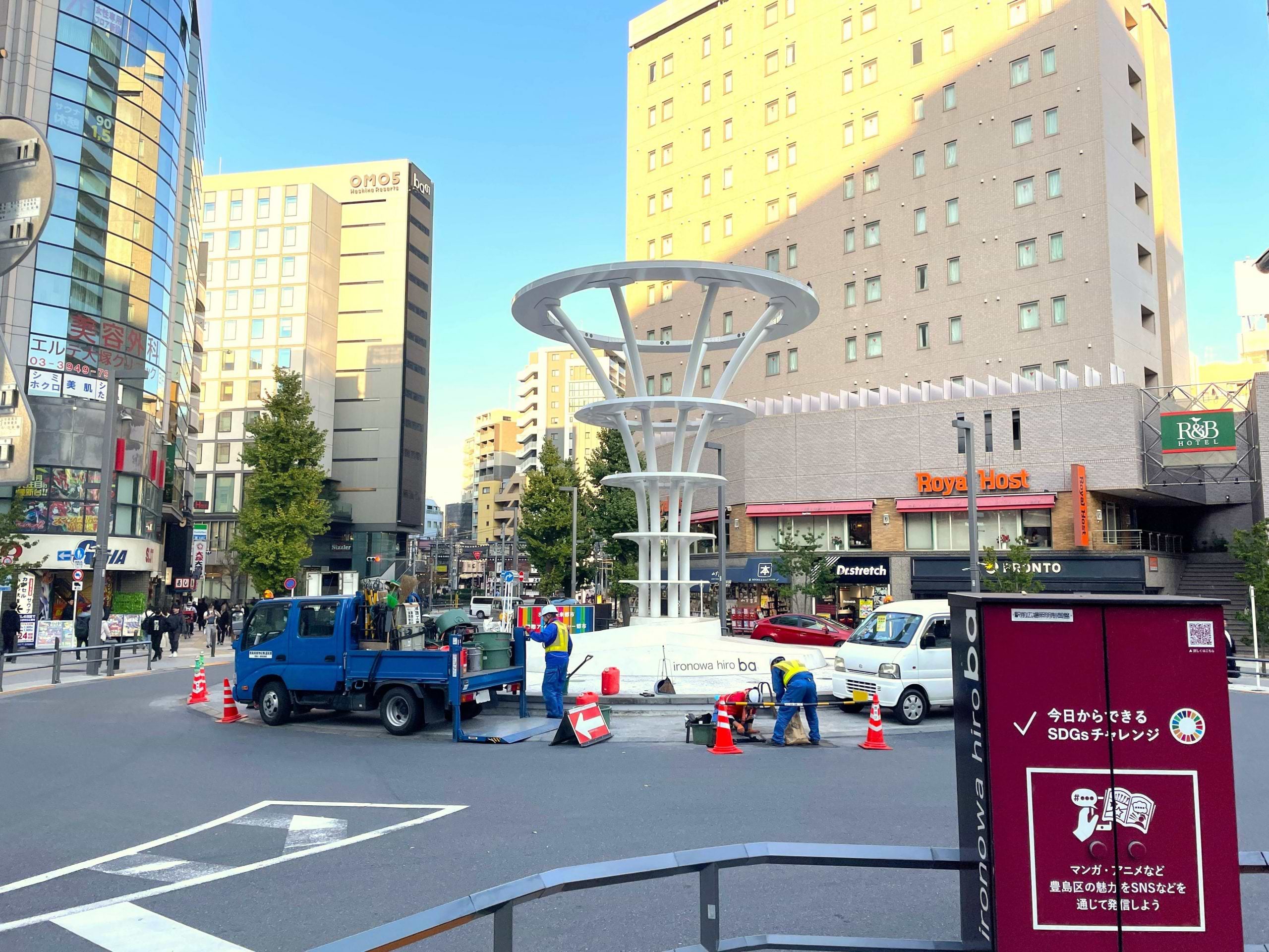 北口に出ると大きなオブジェが右手に見えます