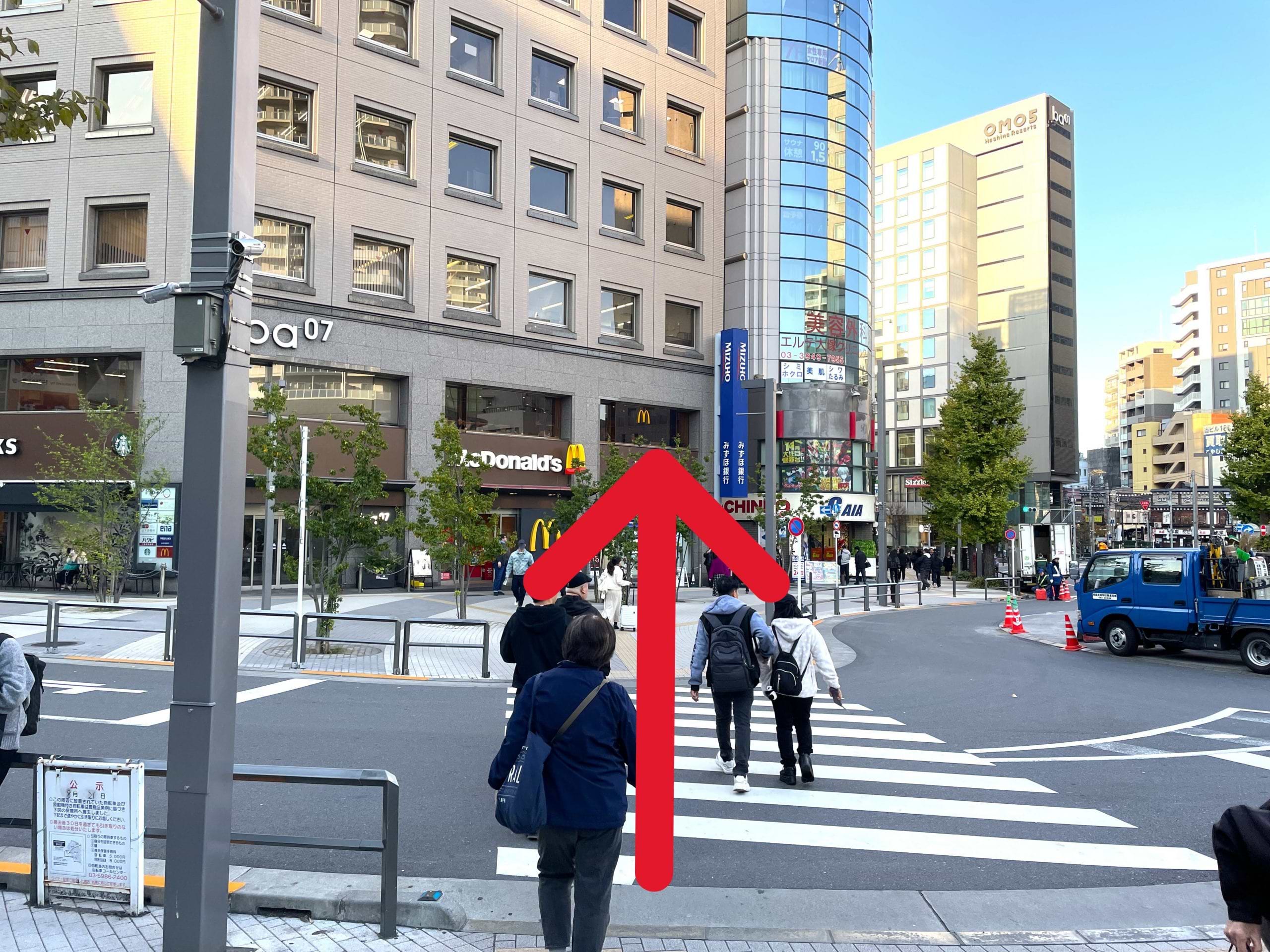 オブジェを右手にマクドナルド 大塚駅前店方向へ直進します