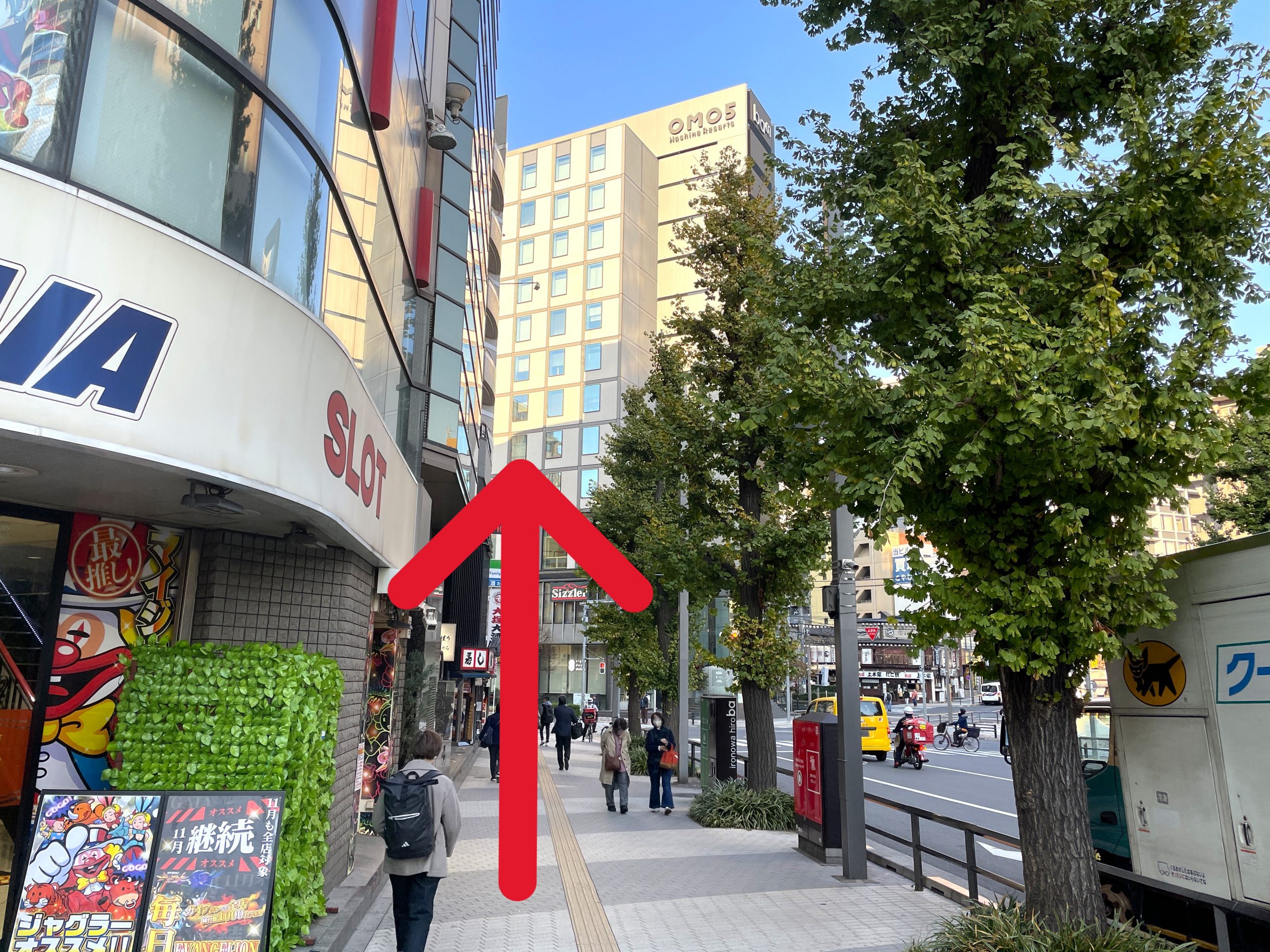 そのまま道なりに直進します