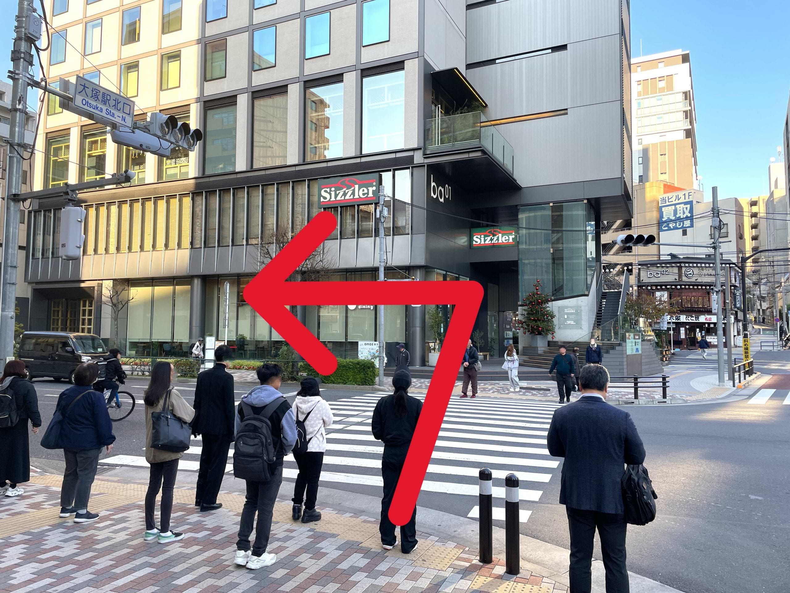 OMO5東京大塚 by 星野リゾートを目印に、信号を渡り左折します