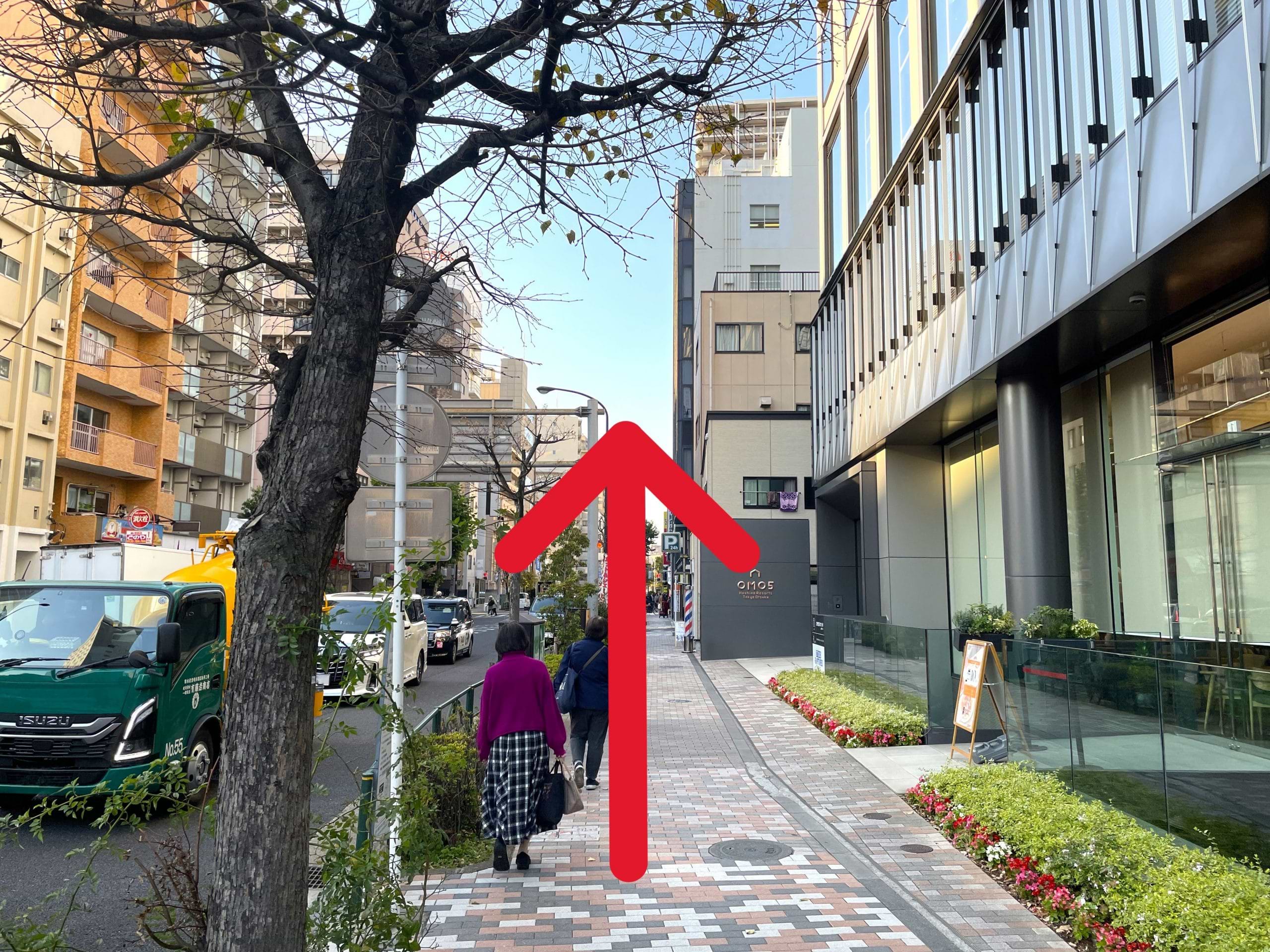 40ｍほど直進すると右手に当店がございます