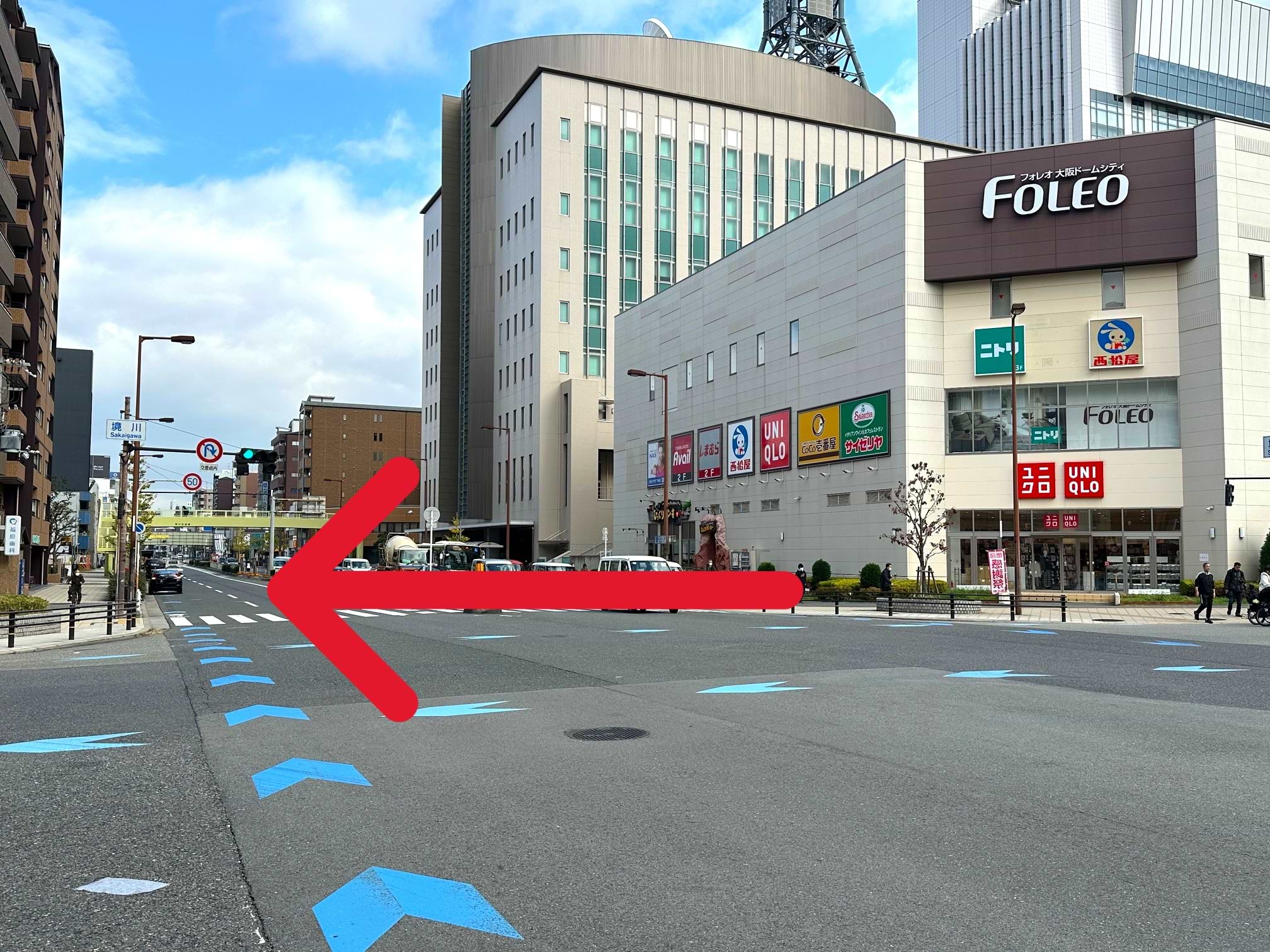 フォレオ大阪ドームシティ西側の向かい側、みなと通りの境川交差点に当店がございます