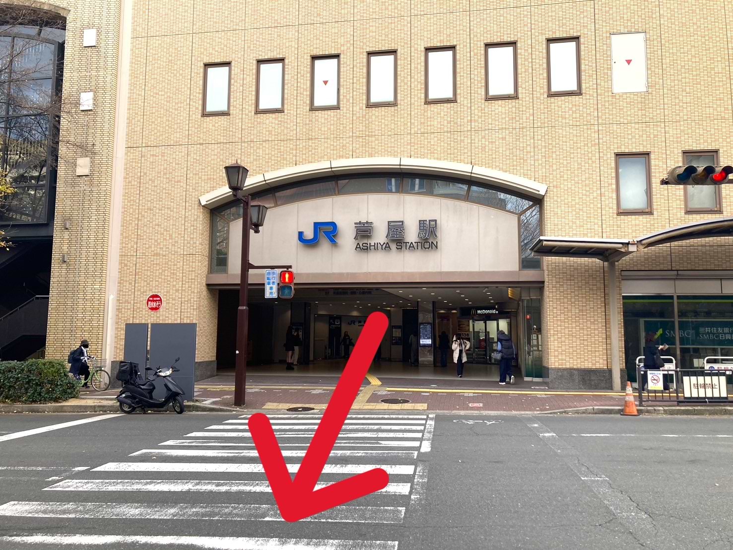 JR芦屋駅を出て、ラポルテ芦屋に向かってまっすぐ進みます