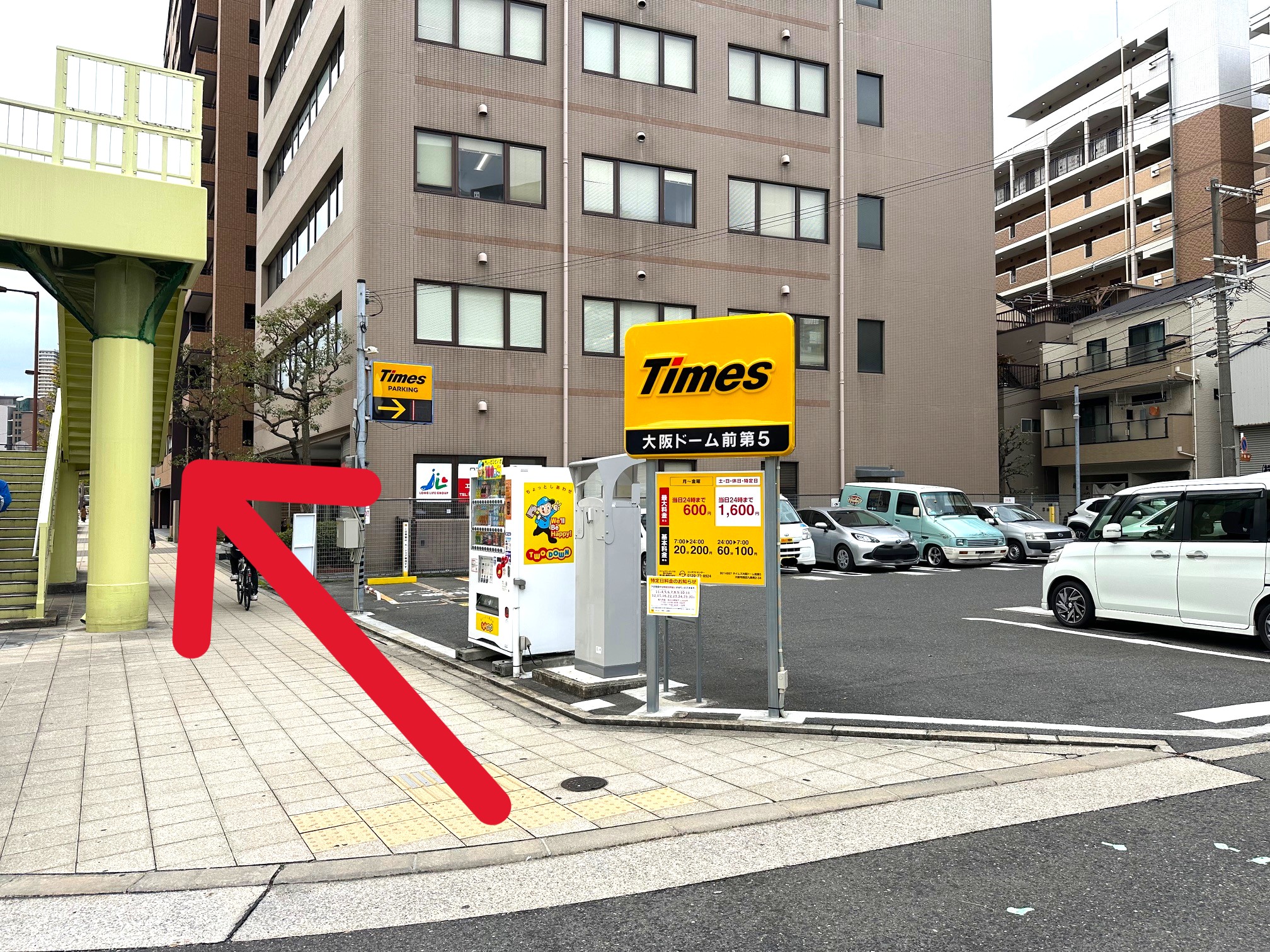 最寄りの「タイムズ 大阪ドーム前 第5」駐車場からは、駐車場を出て道沿いに南へ100ｍほど直進すると右手に当店がございます