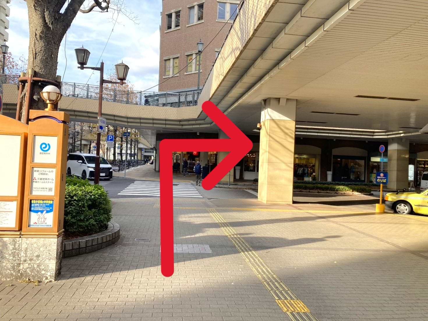 横断歩道を渡って右に曲がります