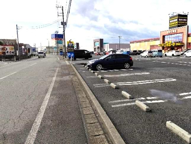 そのまま250ｍ程進むと右手に「MEGAドン・キホーテ ル・パーク三川店」がございます。正面入口より入って右手に当店がございます