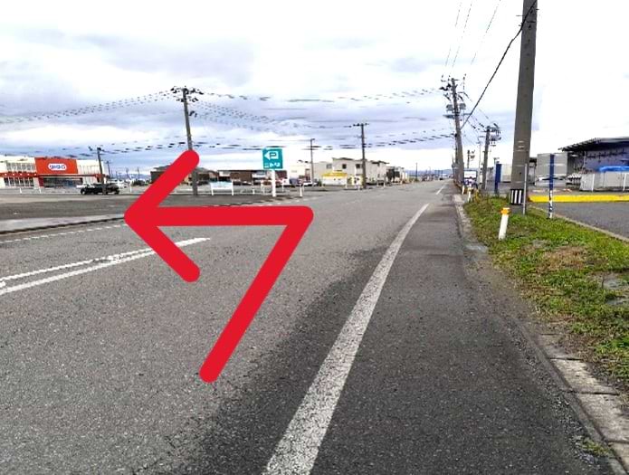 道なりに100ｍ程進み、ニトリ 庄内三川店様の駐車場看板を目印に十字路を左折します