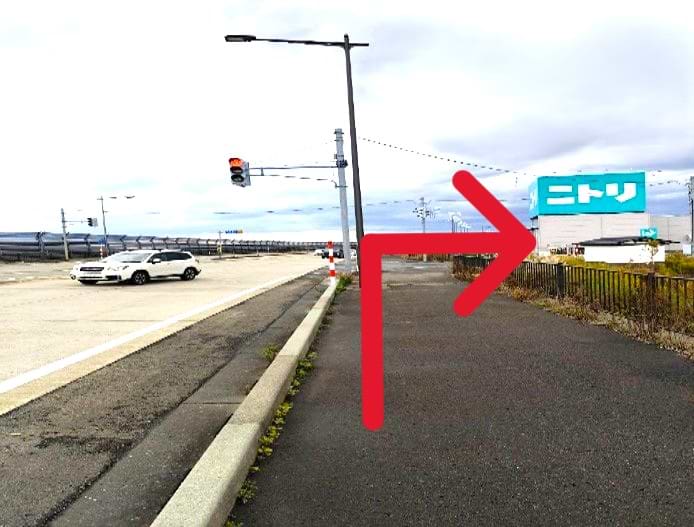鶴岡方面より国道7号線沿いを進み、ニトリ 庄内三川店様を目印に交差点を右折します