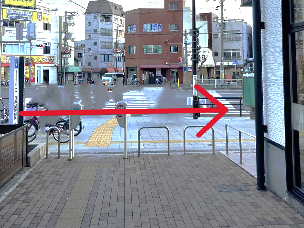 南口から出て右に曲がります