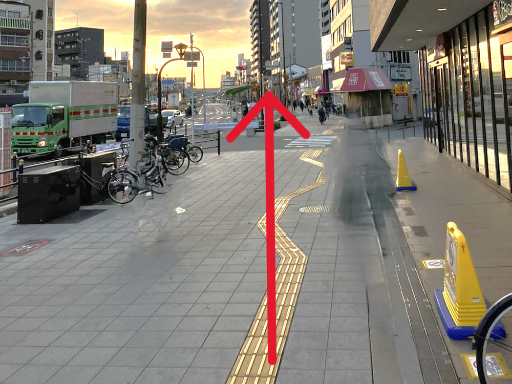 歩道に沿って真っ直ぐ進みます