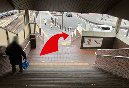 階段を降りて右に進みます。