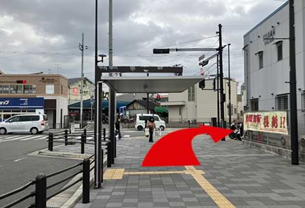 右手に交番が見えますので、交番を過ぎて右に曲がります。