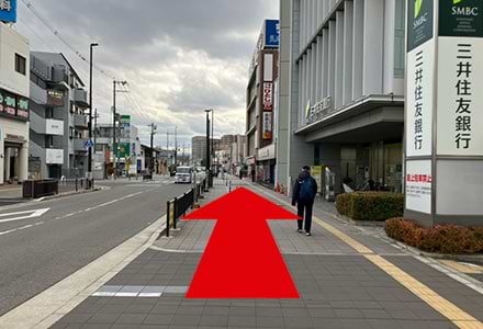 三井住友銀行を通り過ぎます。