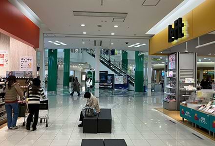 店内に入り、正面のエスカレーターに乗って2階へ上がります。