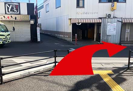 道に出て右へ進みます。