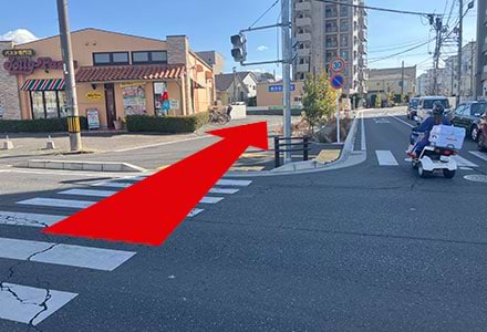 交差点で横断歩道を渡り、ジョリーパスタを通り過ぎてまっすぐ進みます。