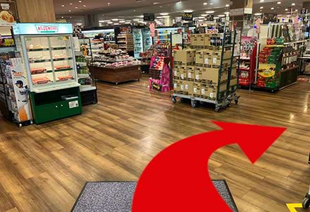 入口から右にまっすぐ進みます。