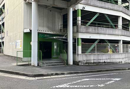 緑色の立体駐車場をご利用ください。