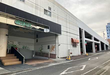 駐車場正面にグリーンシティ高橋店の入口がございます。