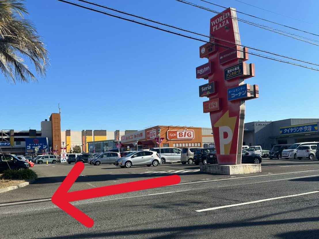 今治ワールドプラザの看板を右手に、県道38号線沿い（今治街道）を50ｍほど直進すると左手に当店がございます