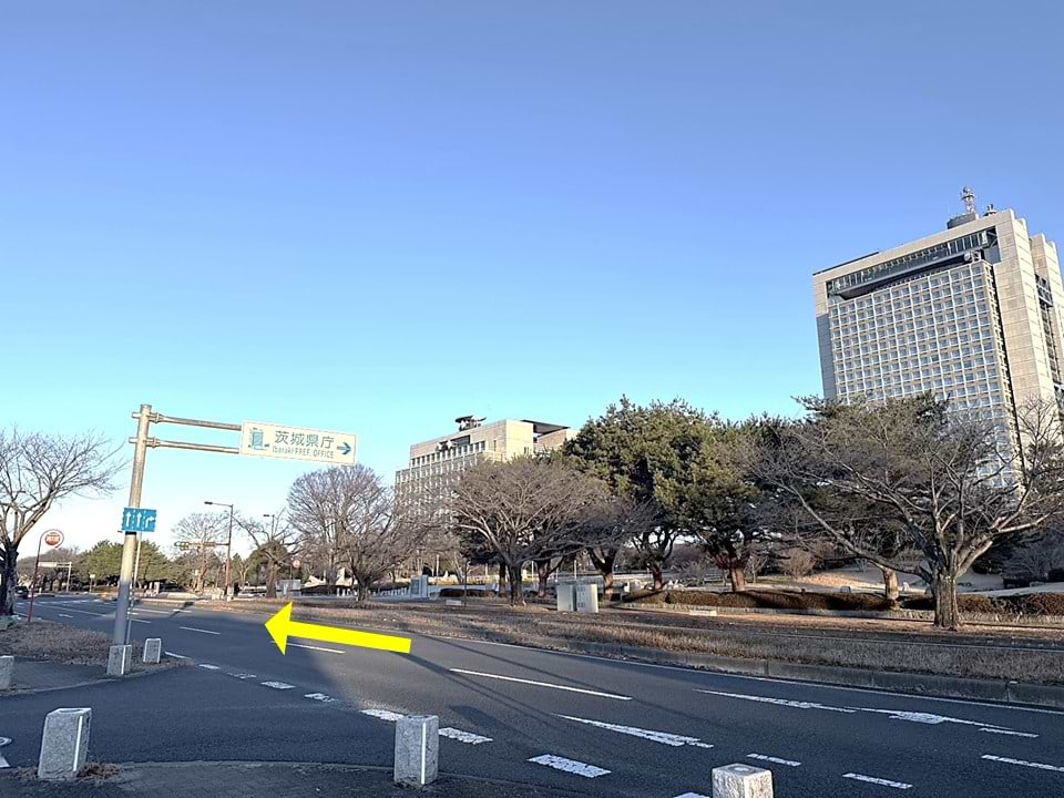 茨城県庁を右手に県道50号線沿いを直進します