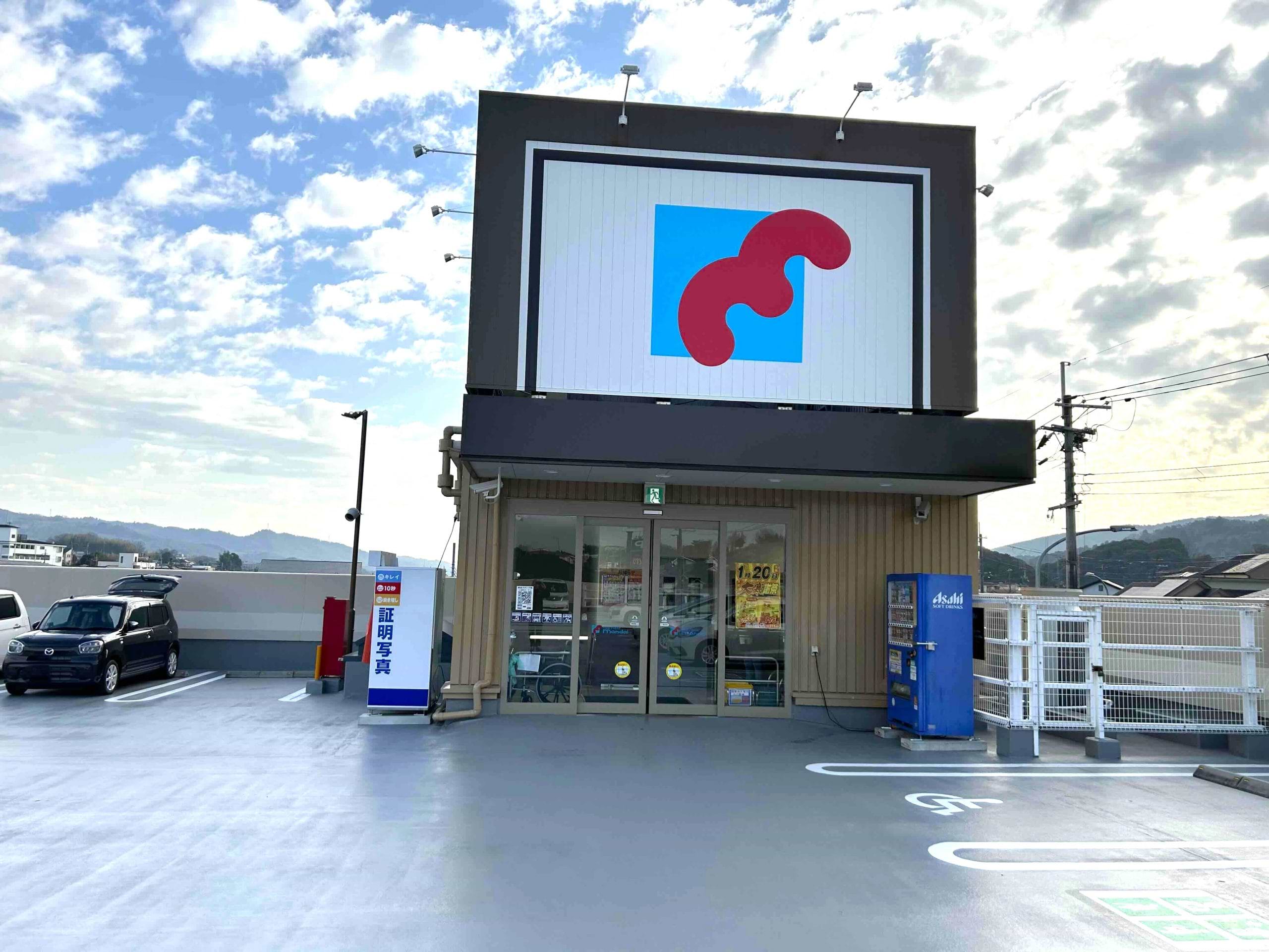 出入口より1階店舗へ進みます