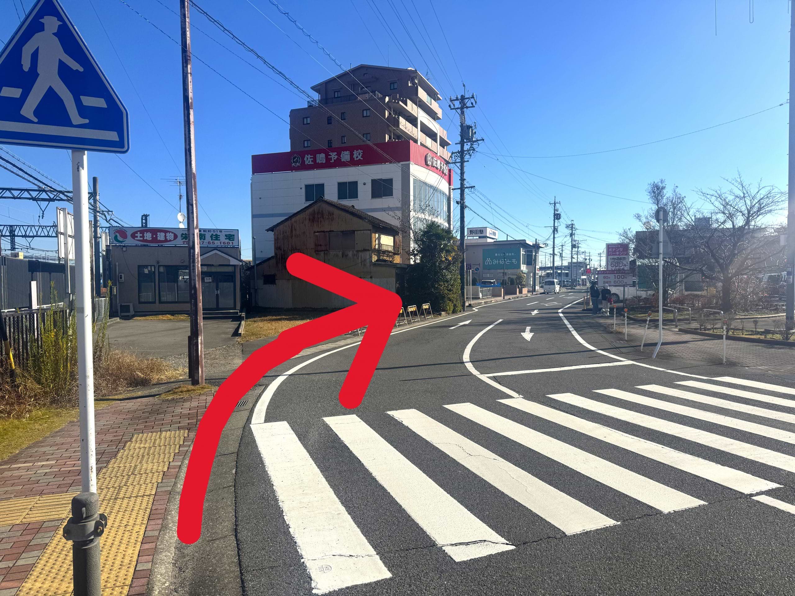 そのまま道なりに直進します