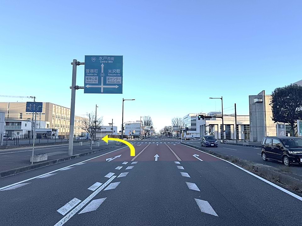 国土交通省交差点を左折し、650ｍほど直進します