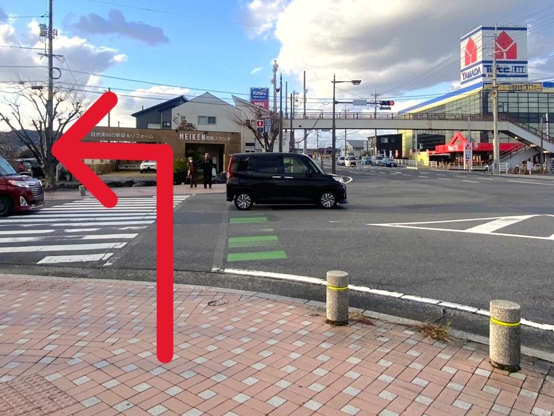 「下松タウンセンター西」交差点を横断し、左折します