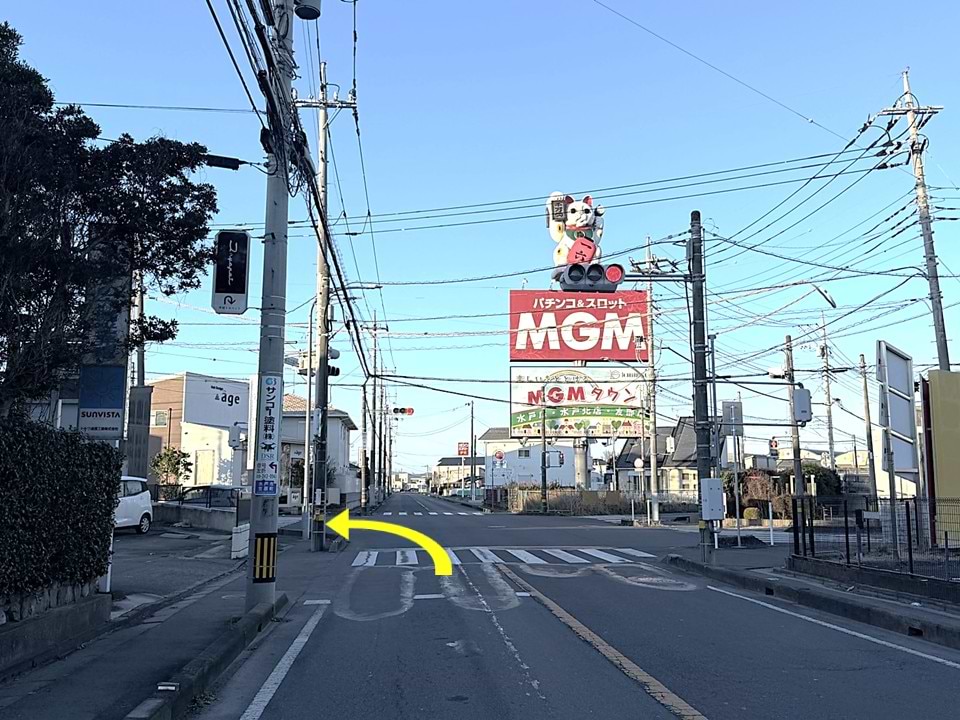 1つ目の信号を左折し、350ｍほど直進します