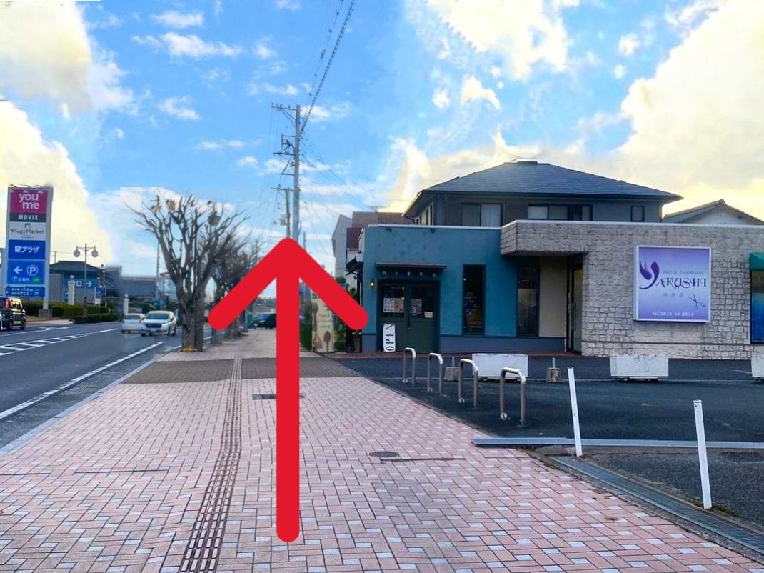 ゆめタウン下松を道路をはさんで左手に見ながら、そのまま170ｍほど直進します