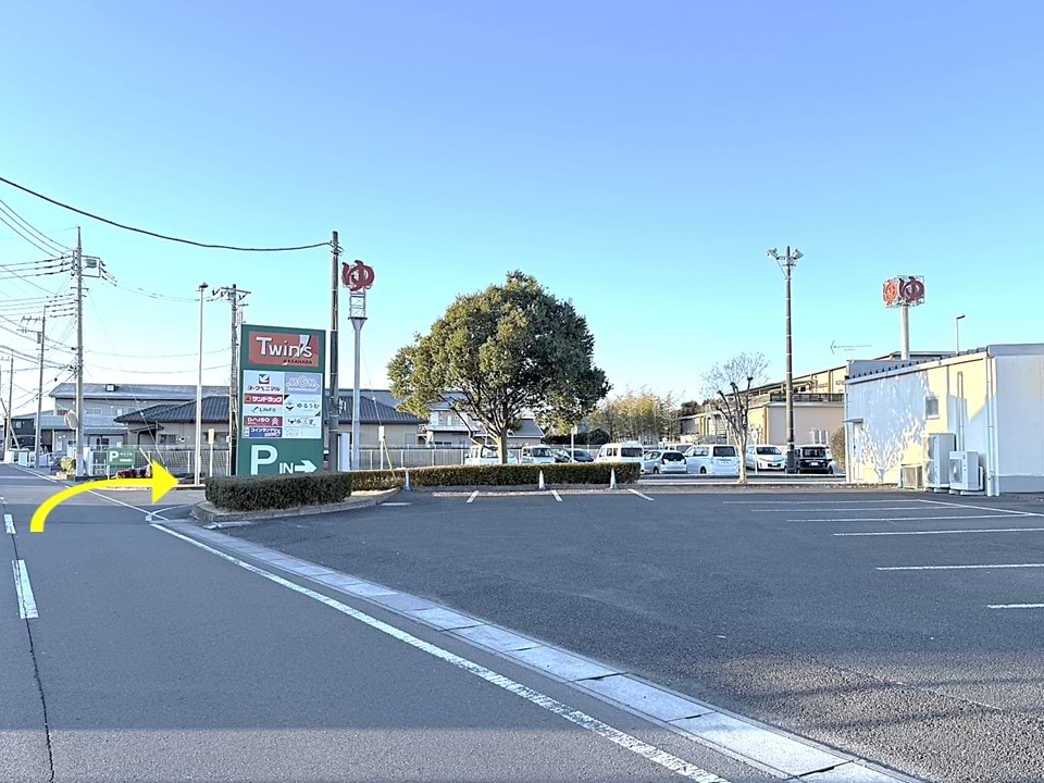ヨークベニマル水戸笠原店の駐車場の看板を目印に右折します