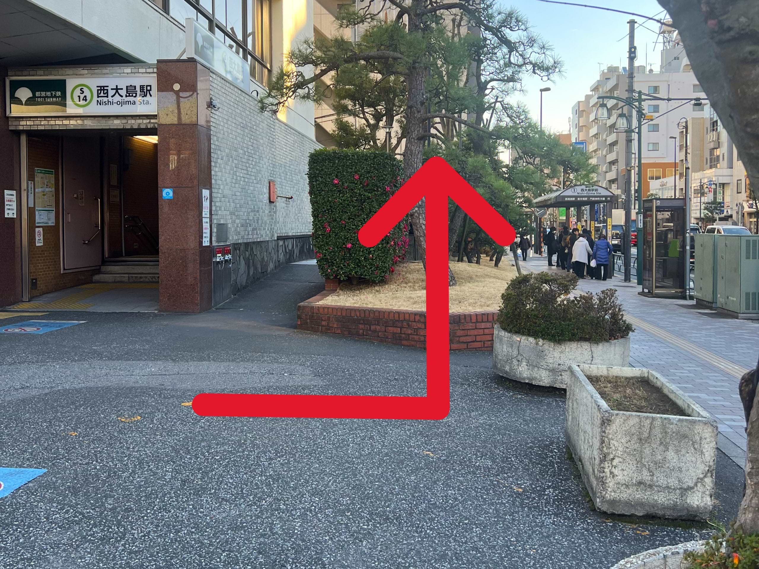 駅A4番出口を出て左折し、西大島駅前バス停の方向へ進みます